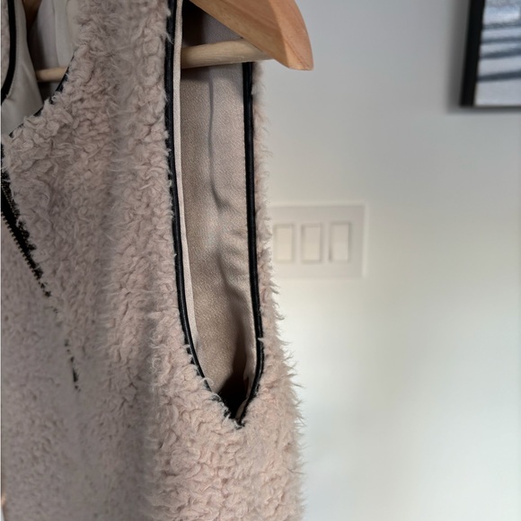 Wilfred Sherpa Teddy Vest - Picture 5 of 8